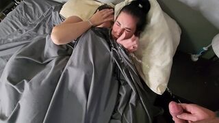 Elle pisse sur deux petites filles aux cheveux noirs au lit et elles s'embrassent dans leur pantalon mouillé