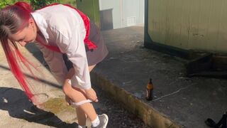J'ai attrapé l'adolescente du voisin en buvant et je l'ai punie avec du verre