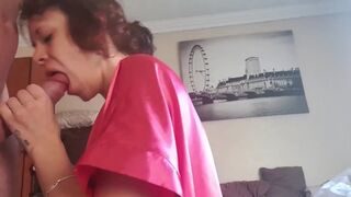 Une maman aux cheveux bouclés suce et bat ma bite jusqu'à ce que je vienne
