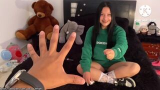 Une humble adolescente russe aux gros seins va séduire son professeur et la baiser