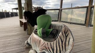 Après avoir visité un zoo sauvage, il a baisé cette fille asiatique aux gros seins et est entré dans sa chatte