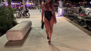 Gros seins amateur suce bite et doigt sa chatte publiquement dans la rue