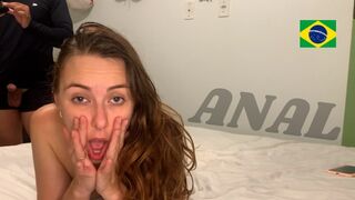 Ariel montre d'abord son visage amateur anal en baise