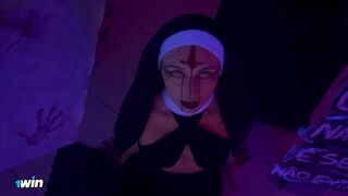 La chatte de la nonne aux gros seins est remplie de queue