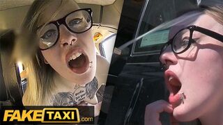 Tattoed British Alt-Modèle dans des verres rigides montés dans une fausse voiture de taxi