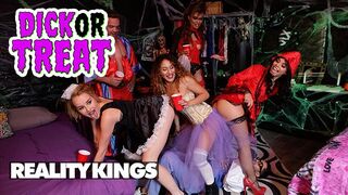 Reality Kings Orgie d'Halloween chaude avec Eve Ellewood et Gina Valentina