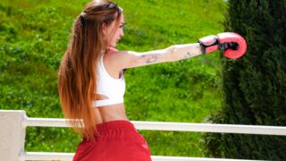 Grand champion de boxe obtient une récompense spéciale de l'entraîneur de Mylf