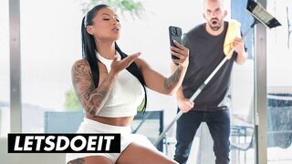 Latina chaude MILF Mariana Martix Dur baisé par l'assistant sur la chaîne LetsDoelt