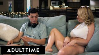 Adult Time Exclusive - Hot MILF attrape son beau-fils se masturber et le rejoint