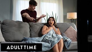 L'aventure passionnante du temps des adultes - Kimmy Kimm se masturbe, mais elle ne peut pas résister à la bite géante
