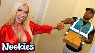 Mandy Monroe livraison spéciale saucisse et baise chaude sur Nookies Channel