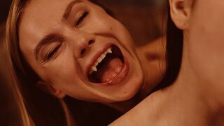 Vampire Blond Urals de Nancy Ace Matty Mila sur la Manche Vampired - Scène Passive Lesbienne avec Red Bite