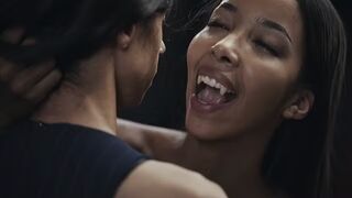 Ebony Vampire Mistresse Lia Lin séduit une adolescente latin à gros seins dans le jeu de Vampire hardcore femdom