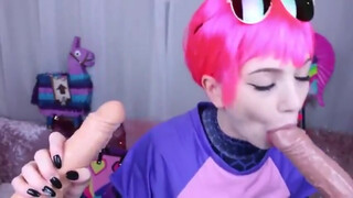La fille costumée de Fortnite suce de fausses bites