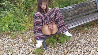 NemiBDesire - Italienne se masturbant sur un banc