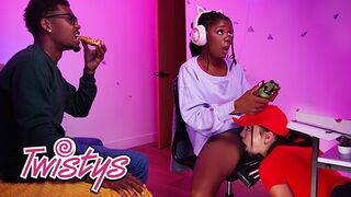 Twistys' stars, Hazel Grace et Rissa May's chaude aventure lesbienne avec gros seins et lécher la chatte