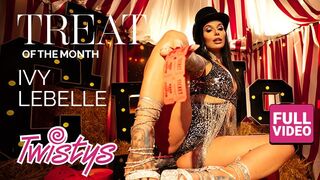 Le jeu solo sensuel d'Ivy Lebelle au carnaval charme tout le monde - Twistys channel