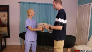 Blonde adolescent offre à son client une fin heureuse rugueuse à Nookik