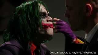 Adolescent blonde Supergirl aime le sexe sauvage sur Wicked Channel avec Derrick Pierce et Johnny Sins