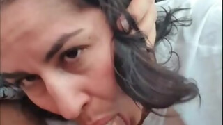 kathalina suce son petit ami dans la voiture