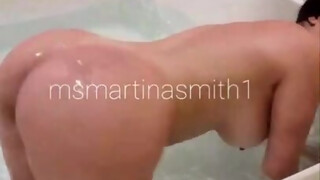Martinasmith suçant son petit ami dans le bain