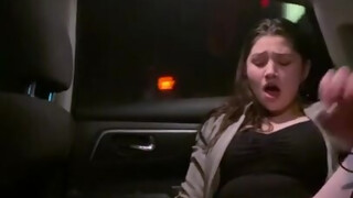 Alyx Star se masturbant dans la voiture uber