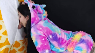 Kate Koss - Une fille costumée suce une bite