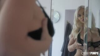 Gros seins Action sur la gorge profonde de la milfe Blond sur le chenal Cherry Pimps