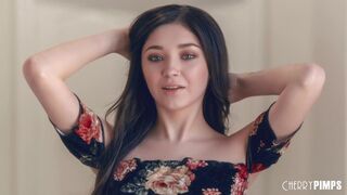 Adolescent Luna aime lécher les boules et sucer avant de monter sur Cherry Pimps Studios