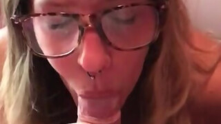 Femme française avec des lunettes