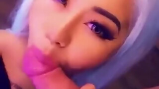 Une planesgirl suce son petit ami