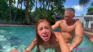 BrandiBraids - Baiser dans la piscine
