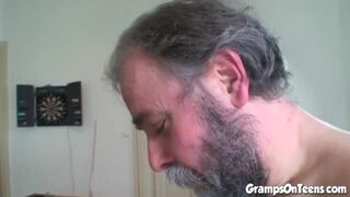 Adolescent fille rouge suce et chevauche la queue de grand-père