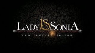 Lady Sonia montre la séduction du MILF britannique dans la scène d'une jeune fille
