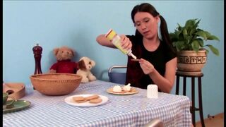 Le gros cul d'adolescente suce la bite géante avant que sa chatte ne se défonce et baise