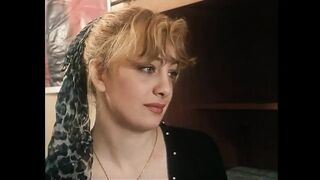 Blonde big-breasted filles sucer chatte poilue avec une énorme bite dans la scène rétro