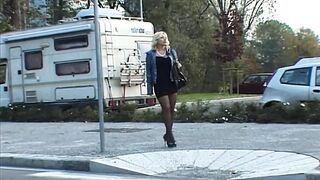 Blonde maman salope avec de gros seins en bas noirs dur baisée