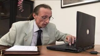 Le secrétaire Slutty MILF suce son sale patron