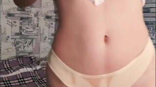 Jeune adolescente aux gros seins naturels