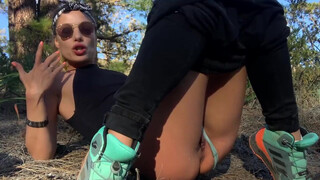 LaraJuicy - Jeune fille sexy en randonnée se masturbant