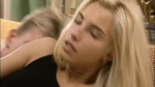 Timea Margot obtient une grosse bite dans le premier épisode de Retro Lover's Lane