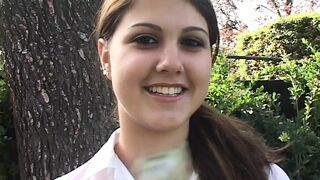 Carmella Diamond et l'adolescente de 18 ans avec de petits seins qui vient de venir chercher de l'aide ménagère