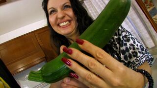 Gros mature femme met tout dans sa chatte et le cul