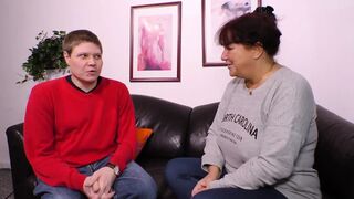 Milfs aux cheveux roux suce sa bite avec de gros seins et les laisse baiser dur
