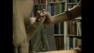 La dominatrice assise sur son visage se tape le cul de l'esclave pendant qu'elle la baise