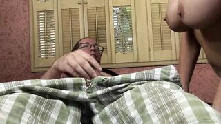Blond MILF Kasey Grant suce les gros seins et obtient un goût