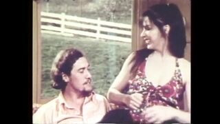 John Holmes lèche la chatte humide de la fille dans le porno rétro