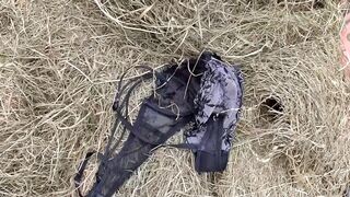 Grosse vieille femme qui suce la bite du paysan dans une porcherie