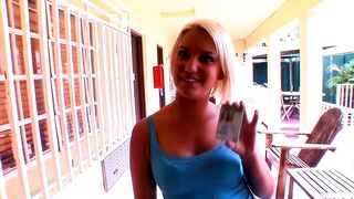 Mickenzie Moore suce et chevauche la queue épaisse comme une blonde étudiante
