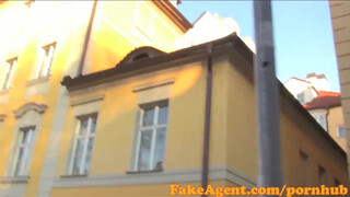 FakeAgent - raven la milf sexy qui crie du sperme